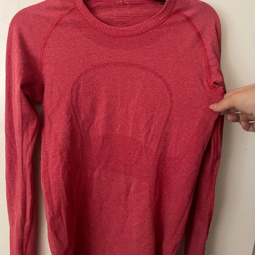 Lululemon long sleeve with finger holes, size unknown however fits like a 4.